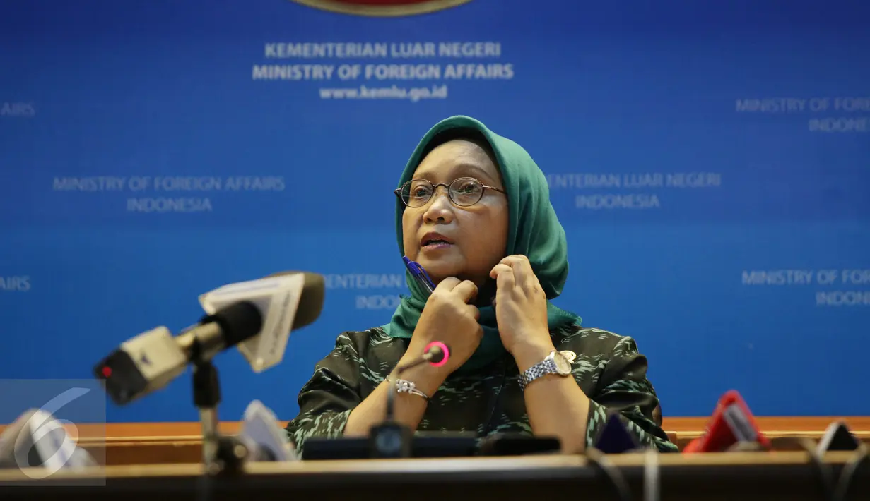 Menlu Retno Marsudi saat memberikan keterangan pers di Kemenlu, Jakarta, Jumat (3/2). Pertemuan Raja Salman dengan tokoh lintas agama dinilai sebagai satu kesejukan dan menunjukkan kearifan Raja Salman. (Liputan6.com/Angga Yuniar)