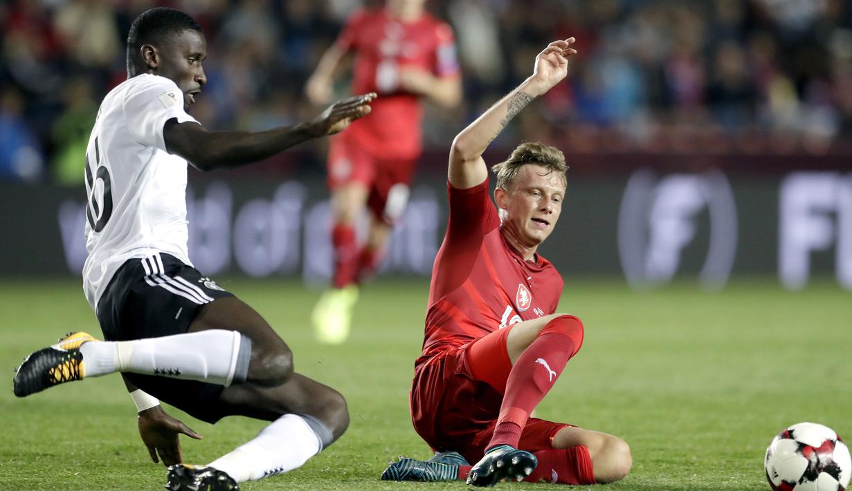 Pemain Jerman Antonio Ruediger (kiri) berebut bola dengan pemai Ceska, Ladislav Krejci pada laga Grup C kualifikasi Piala Dunia 2018 di Plzen, Republik Ceska (1/9/2017). Jerman menang 2-1. (AP/Petr David Josek)