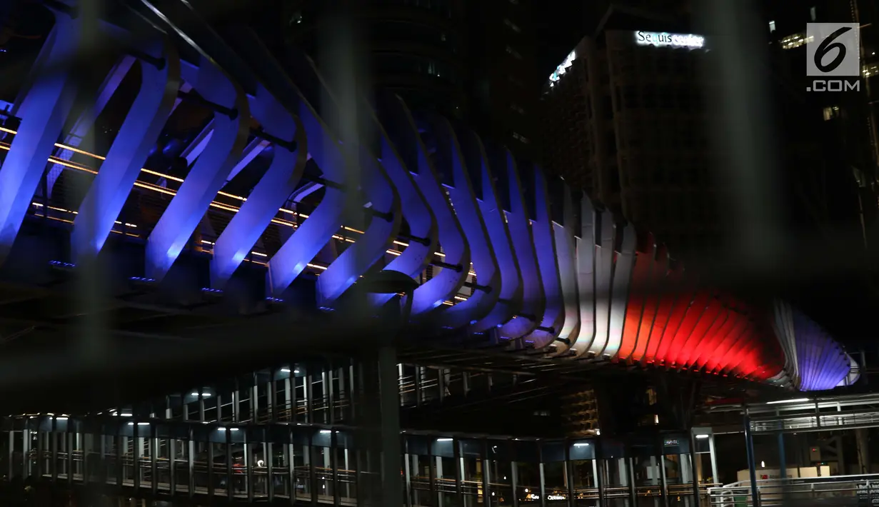 Warna lampu seperti bendera Selandia Baru terlihat di JPO Gelora Bung Karno, Jakarta, Minggu (17/3). Pencahayaan tematik ini sebagai tanda berdukacita atas peristiwa penembakan keji di Kota Christchurch, Selandia Baru. (Liputan6.com/Helmi Fithriansyah)