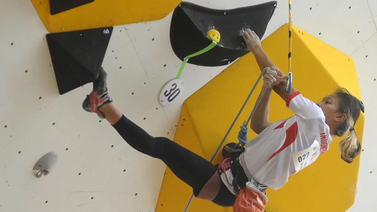 Atlet panjat tebing Indonesia, Sukma Lintang Cahyani berusaha  mencapai puncak pada kategori Lead Putri IFSC Climbing Asian Qualifier Jakarta 2023 di Gelora Bung Karno, Jakarta, Sabtu  (11/11/2023).&nbsp;<br>