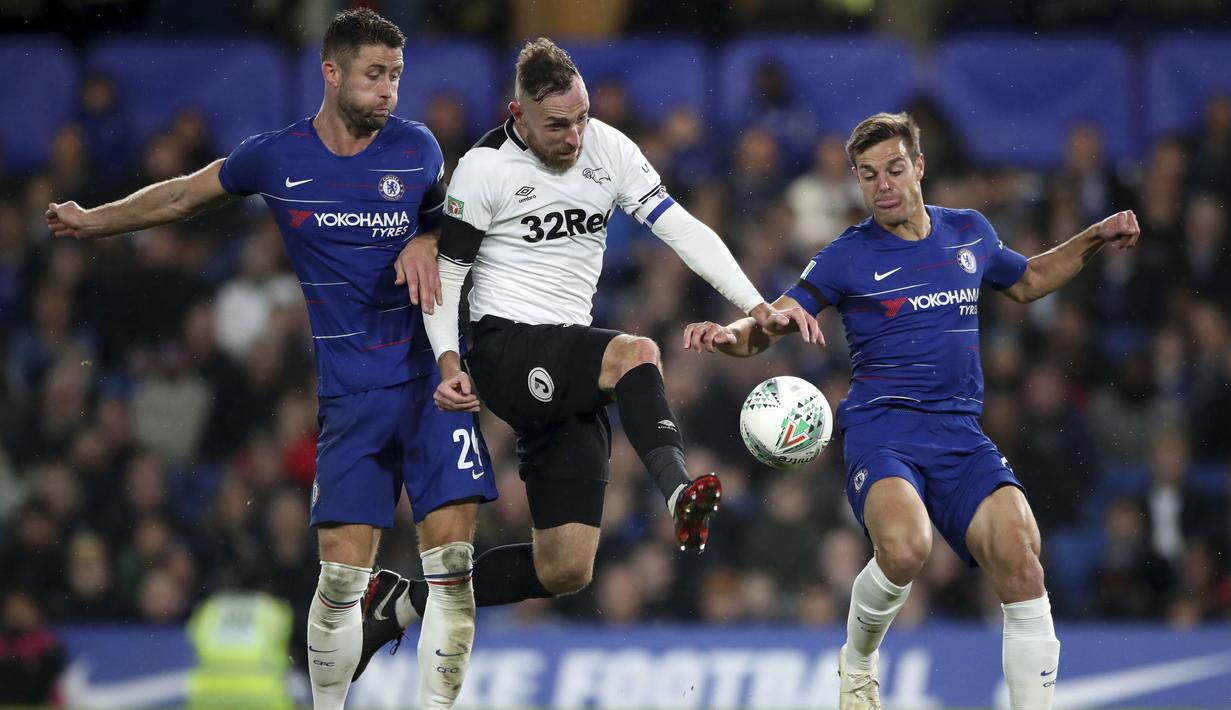 Pemain Derby County, Richard Keogh, mengontrol bola saat melawan Chelsea pada Piala Liga Inggris di Stadion Stamford Bridge, Kamis (1/112018). Chelsea menang 3-2 atas Derby County. (AP/Nick Potts)