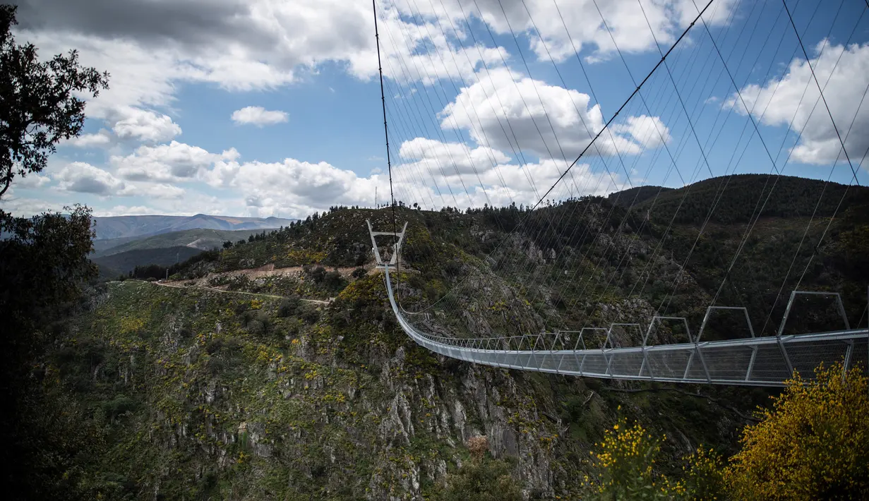 Pemandangan Jembatan 516 Arouca di Arouca, Portugal (29/4/2021). Jembatan di atas Sungai Paiva tersebut mulai dibuka untuk umum pada 3 Mei mendatang. (AFP/Carlos Costa)