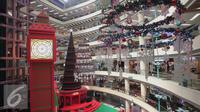 Jam dinding dan pohon natal raksasa terlihat di Mal Ciputra, Jakarta, Rabu (23/12). Jelang perayaan natal sejumlah mal di Jakarta mendekor mal bernuansa natal agar menjadi daya tarik. (Liputan6.com/Angga Yuniar)
