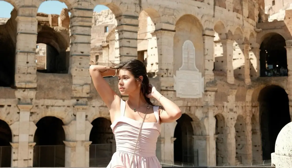 Dalam sejumlah foto yang diunggah di akun Instagram pribadinya, Maria terlihat menikmati setiap momen liburannya. Mulai dari berkeliling di jalanan berbatu di Roma hingga berpose dengan latar belakang koloseum, Maria tampil santai namun tetap stylish. Dengan balutan busana kasual yang chic, penampilannya berhasil memancarkan aura elegan yang seolah menyatu dengan suasana Italia.(Liputan6.com/IG/@mariatheodoree)