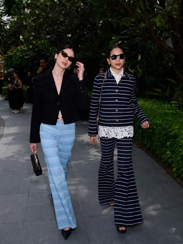 Putri Marino dan Laura Basuki artis Indonesia yang hadir di acara Chanel Singapore. [@laurabas]