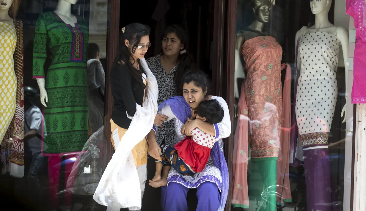 Seorang ibu yang menggendong anaknya terjatuh saat berusaha menyelamatkan diri ketika gempa susulan berkekuatan 7,3 SR kembali mengguncang Nepal, Selasa (12/5/2015). (REUTERS/Athit Perawongmetha)