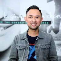 Ronald Surapradja mengaku sebagai penggemar berat batik, ia mengatakan, sejak kecil sudah didik dengan mengenakan batik yang menjadi trade mark Indonesia di dunia. (Nurwahyunan/Bintang.com)