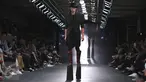 Model membawakan busana ISIS di Mens Fashion Week 2015 di Plaza Indonesia, Jakarta, Kamis (17/9/2015). Isis dengan koleksi  terbarunya Ulterior, Ermenegildo Zegna dengan koleksi Sombre warna-warna gelap. (Liputan6.com/Angga Yuniar)