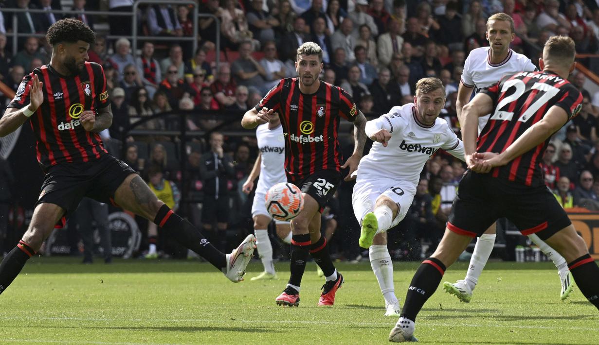 Gelandang West Ham United, Jarrod Bowen (tengah) mencetak gol ke gawang Bournemouth pada laga Liga Inggris 2023/2024 di Vitality Stadium, Bournemouth (12/8/2023). Jarrod Bowen yang kini menjalani musim kelima bersama West Ham United didatangkan pada paruh musim 2019/2020 dari Hull City. Ia ditebus dengan mahar senilai 21,3 juta euro atau kini setara Rp356 miliar dengan durasi kontrak hingga 30 Juni 2025. (AFP/Trevor Collens) (PA via AP Photo/Simon Galloway)