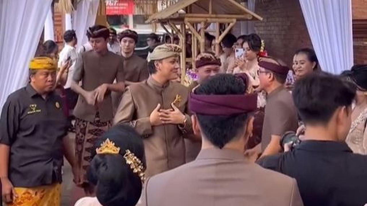 Sule memberikan seragam keluarga untuk Jeffry Reksa, menunjukkan bahwa dia sudah dianggap sebagai bagian dari keluarga.