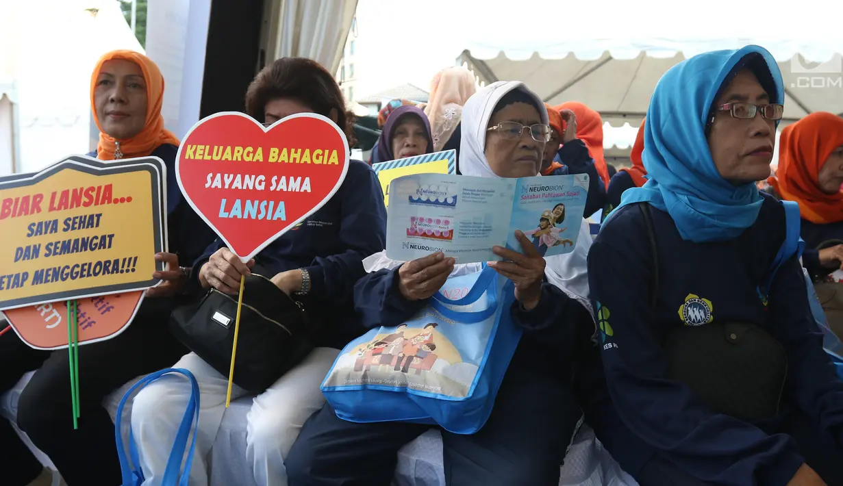 Para lansia mengantre untuk memeriksa kesehatan saraf saat CFD di Jakarta, Minggu (7/7/2019). Kemenkes bersama Neurobion, produsen vitamin neurotropik dari P&G Health Indonesia memberikan cek kesehatan mengenai risiko neuropati di acara Hari Lanjut Usia Nasional 2019. (Liputan6.com/Angga Yuniar)