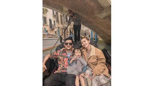 Tom Liwafa kerap mengajak istri dan anaknya untuk berlibur ke luar negeri.