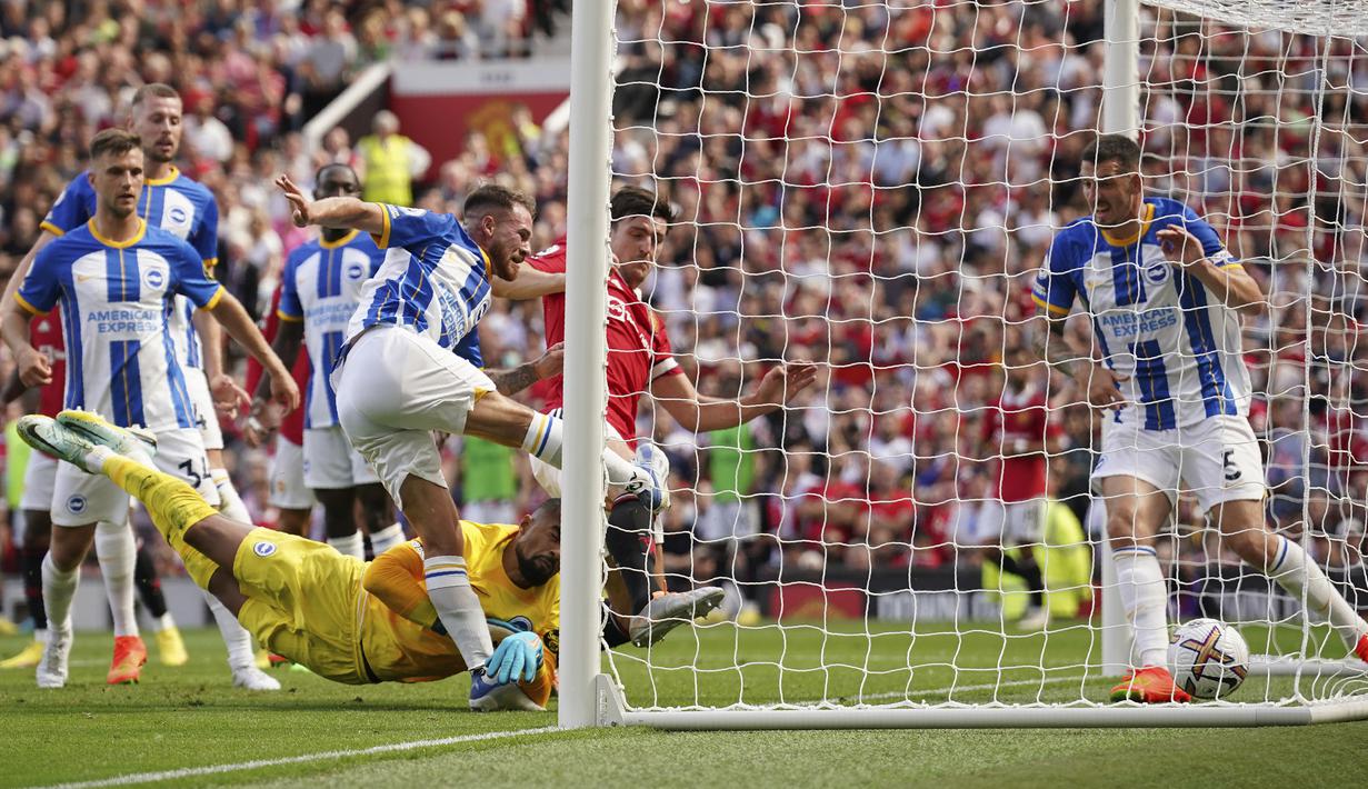 Pada menit ke-77 Manchester United menipiskan skor menjadi 1-2 lewat gol bunuh diri gelandang Brighton, Alexis MacAllister yang berusaha membuang bola saat terjadi sepak pojok. (AP/Dave Thompson)