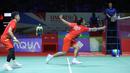 <p>Pemain ganda putra Indonesia, Daniel Marthin yang berpasangan dengan Leo Rolly Carnando berusaha menempatkan bola di depan net saat melawan pasangan China, Xie Hao Nan/Zheng Wei Han pada babak 16 besar Indonesia Masters 2024 di Istora Senayan, Jakarta, Kamis (25/1/2024). Leo/Daniel menang dengan skor 21-16, 21-17. (Bola.com/M Iqbal Ichsan)</p>