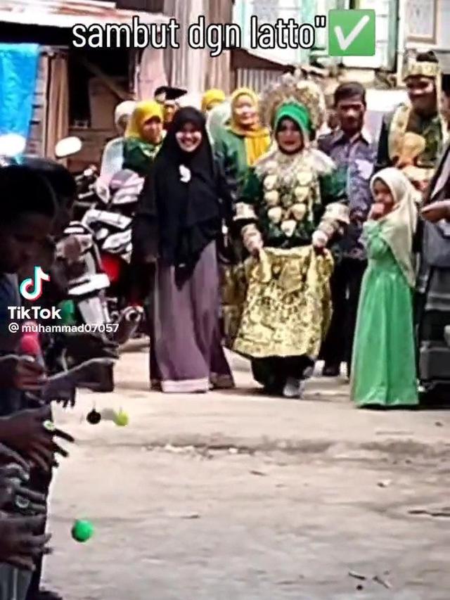 Lato-lato di Pernikahan