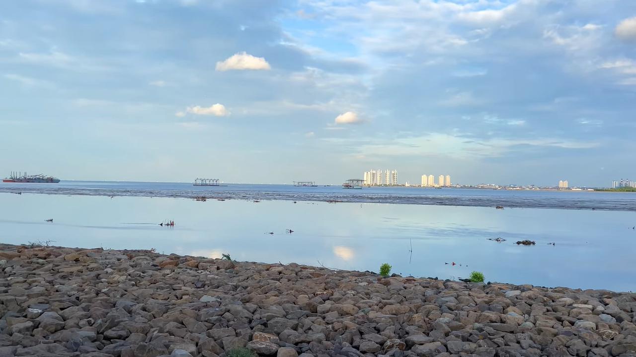 Indahnya Matahari Terbenam di Pantai Maju Jakarta, Nikmati Panorama Senja Gedung Pencakar Langit dari Sisi yang Berbeda