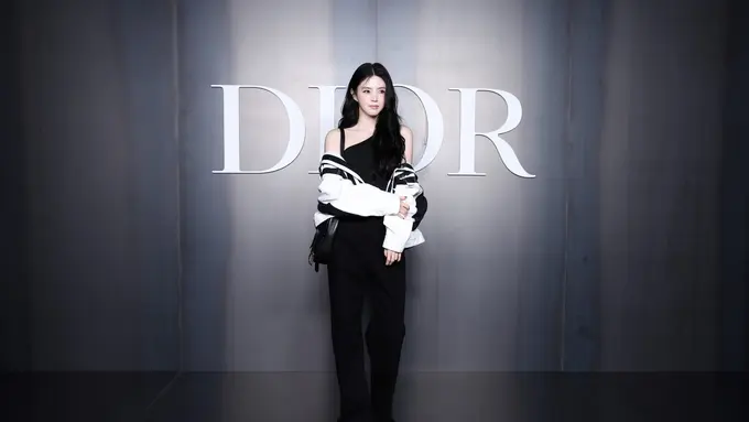 Adu Gaya Semi Maskulin Seleb Wanita di Dior Men’s Winter 2025 Show, Han So Hee hingga Gwendoline Christie