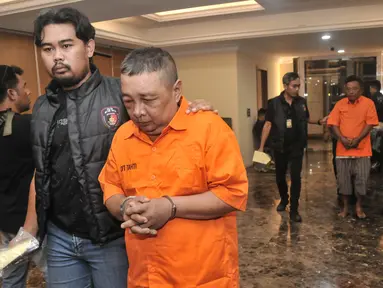 Polisi menggiring tersangka pembunuhan dan pencurian dengan kekerasan di Polda Metro Jaya, Jakarta, Selasa (30/5/2023). Tersangka yang merupakan adik kakak M Furqon (52) dan Volly Willy (54) berhasil ditangkap polisi usai melakukan pembunuhan terhadap T (44) dengan memasukkan korban ke dalam karung dan membuangnya di kolong Tol Cibitung-Cilincing, Jakarta Utara, pada 26 Mei lalu.  (merdeka.com/Iqbal S. Nugroho)