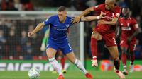 Gelandang Chelsea, Ross Barkley mengontrol bola dari kawalan bek Liverpool Fabinho saat bertanding pada babak ketiga Piala Liga Inggris di stadion Anfield (26/9). Chelsea berhasil mengalahkan Liverpool 2-1. (AP Photo/Rui Vieira)