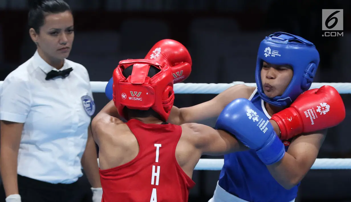 Petinju putri Indonesia, Huswatun Hasanah (kaus biru) saat melawan Sudaporn Seesondee (Thailand) pada semifinal kelas ringan 60kg putri Asian Games 2018 di JIEXPO Kemayoran, Jumat (31/8). Huswatun kalah 0-5. (Liputan6.com/Helmi Fithriansyah)
