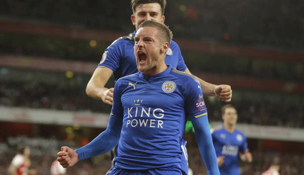Pemain Leicester City, Jamie Vardy merayakan gol kedua saat melawan Arsenal pada laga perdana Premier League 2017-2018 di Emirates stadium, London, (11/8/2017). (AP/Alastair Grant)