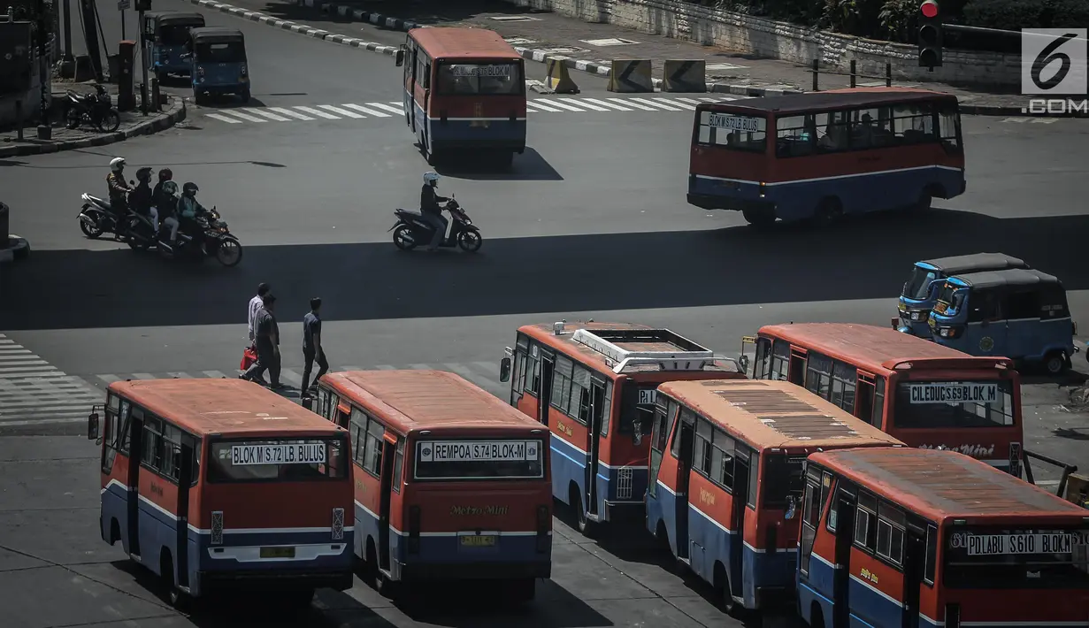 Sejumlah Metromini menunggu penumpang di Terminal Blok M, Jakarta, Rabu (26/7). Sebagai tahap awal, ada sebanyak 300 unit armada Metromini yang direvitalisasi menjadi Minitrans. (Liputan6.com/Faizal Fanani)