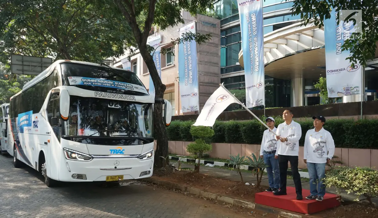 Direktur Kepatuhan dan SDM Askrindo (Persero) Firman Berahima, Direktur Operasional Ritel, Anton F Siregar dan Direktur Operasional Komersil Dwi Agus Sumarsono membuka Mudik Bareng BUMN 2019 di Jakarta, Kamis, (30/5/2019). (Liputan6.com/HO/Iqbal)