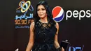 Rania Youssef berpose saat menghadiri Festival Film Internasional Kairo (CIFF) ke-40, Mesir (29/11). Youssef tampil seksi mengenakan gaun berenda hitam dengan padanan korset ketat hitam yang juga memperlihatkan bagian kakinya. (AFP Photo/Suhail Saleh)