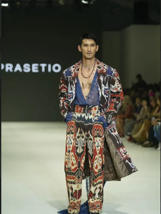 Kali ini, Temma Prasetio juga turut melakukan pengembangan dan pelatihan kepada para desainer lokal yang dipamerkan di JFW 2023.  [Foto: Istimewa]