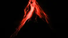Gunung berapi Mayon menyemburkan lava ke lerengnya seperti yang terlihat dari Legaspi, provinsi Albay, Filipina timur laut, Minggu (11/6/2023). (AP Photo/Aaron Favila)