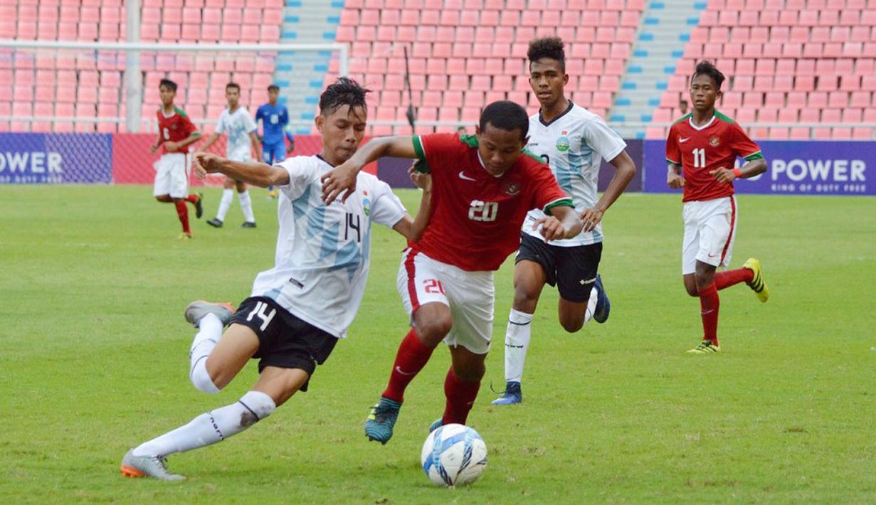 Pemain Timnas Indonesia U-16, Amiruddin Bagus (kanan) melewati adangan pemain Timor Leste U-16 pada laga grup G Piala AFC U-16 di Stadion Rajamangala, Bangkok, Senin (18/9/2017). Timnas Indonesia U-16 menang 3-1. (Bola.com/PSSI)
