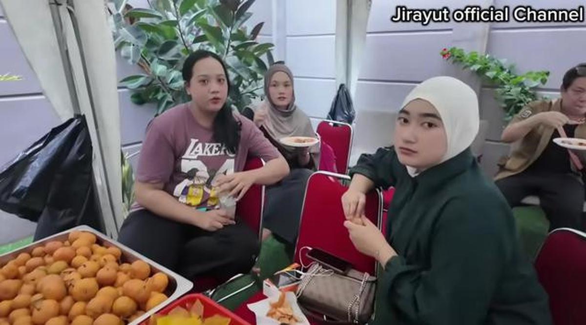 9 Potret Halaman Belakang Rumah Jirayut di Indonesia, Nyaman untuk Acara Keluarga