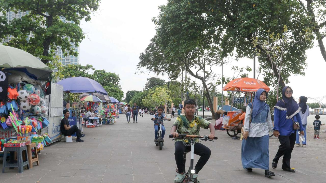 Ratusan ribu pengunjung padati Pantai Lagoon Ancol saat libur Waisak