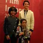 Si kecil Muhammad Adhiyat, bintang film Pengabdi Setan memegang Piala Citra. Di ajang FFI 2017, Pengabdi Setan berhasil meraih tujuh Piala Citra. (Zulfa Ayu Sundari/Liputan6.com)