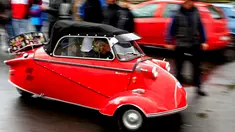 Sebuah Messerschmitt KR200 melintas di area pameran mobil antik ke-3 di Bucharest, Rumania (12/4/2014) (REUTERS/Radu Sigheti)