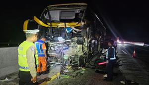 Kecelakaan maut yang melibatkan sebuah bus pariwisata dan truk terjadi di Tol Batang KM 364 jalur B (arah Timur menuju barat), Kabupaten Batang, Jawa Tengah, Rabu malam (24/12/2025). (Liputan6.com/ Dok Humas Polres Batang)