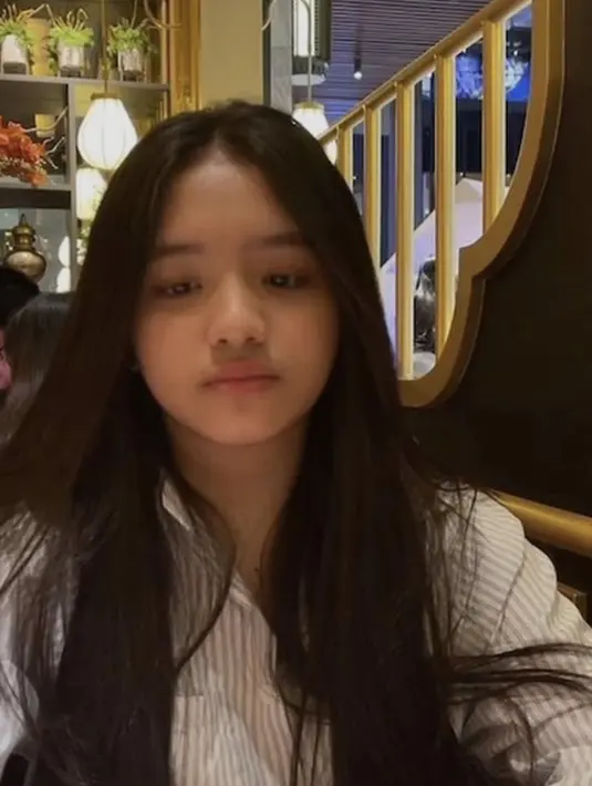 Rambut panjangnya juga menjadi salah satu hal yang menjadikan tampilan keduanya begitu mirip.  [Foto: Lovely Rumangkan/ Instagram].