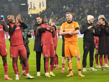 Pelatih Bayer Leverkusen, Xabi Alonso bersama para pemain merayakan kemenangan atas Bayern Munchen pada laga lanjutan Bundesliga 2024/2025 di Signal Iduna Park, Dortmund, Jerman, Sabtu (11/01/2025) WIB. (AP Photo/Martin Meissner)