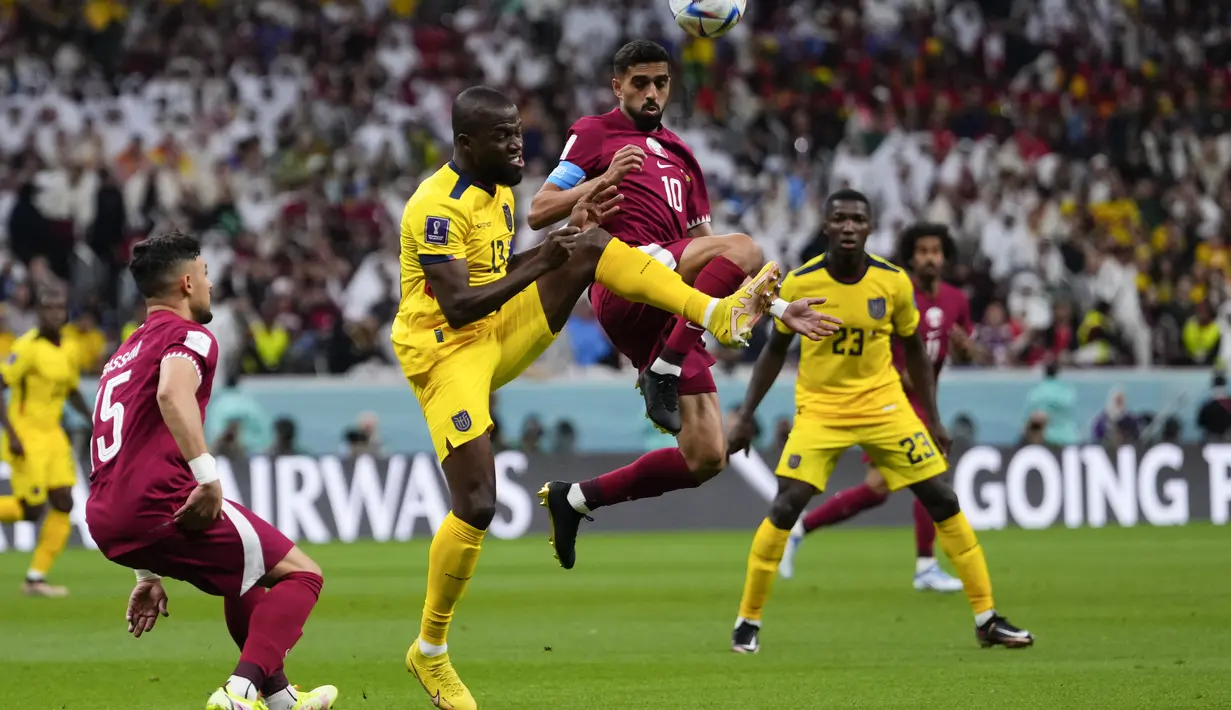Penyerang Ekuador, Enner Valencia berebut bola dengan pemain Qatar, Hassan Al selama pertandingan Grup A Piala Dunia 2022 di Stadion Al Bayt di Al Khor, Qatar, Minggu (20/11/2022). Enner Valencia mencetak dua gol dipertandingan ini dan mengantar Ekuador menang atas Qatar 2-0.  (AP Photo/Manu Fernandez)