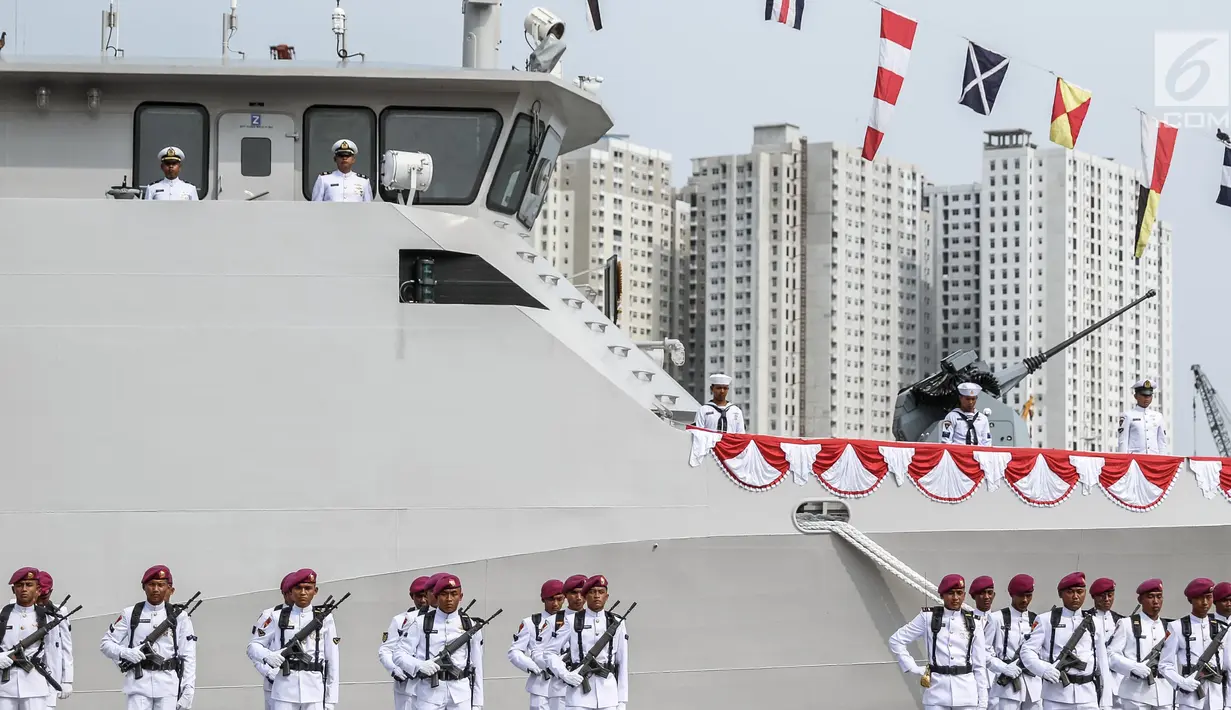 Suasana peresmian armada baru KRI Kurau 856 di Dermaga Pelabuhan Sunda Kelapa, Jakarta, Kamis (6/7). KRI Kurau 856 merupakan Kapal Patroli Cepat 40 meter ke-16. (Liputan6.com/Faizal Fanani)