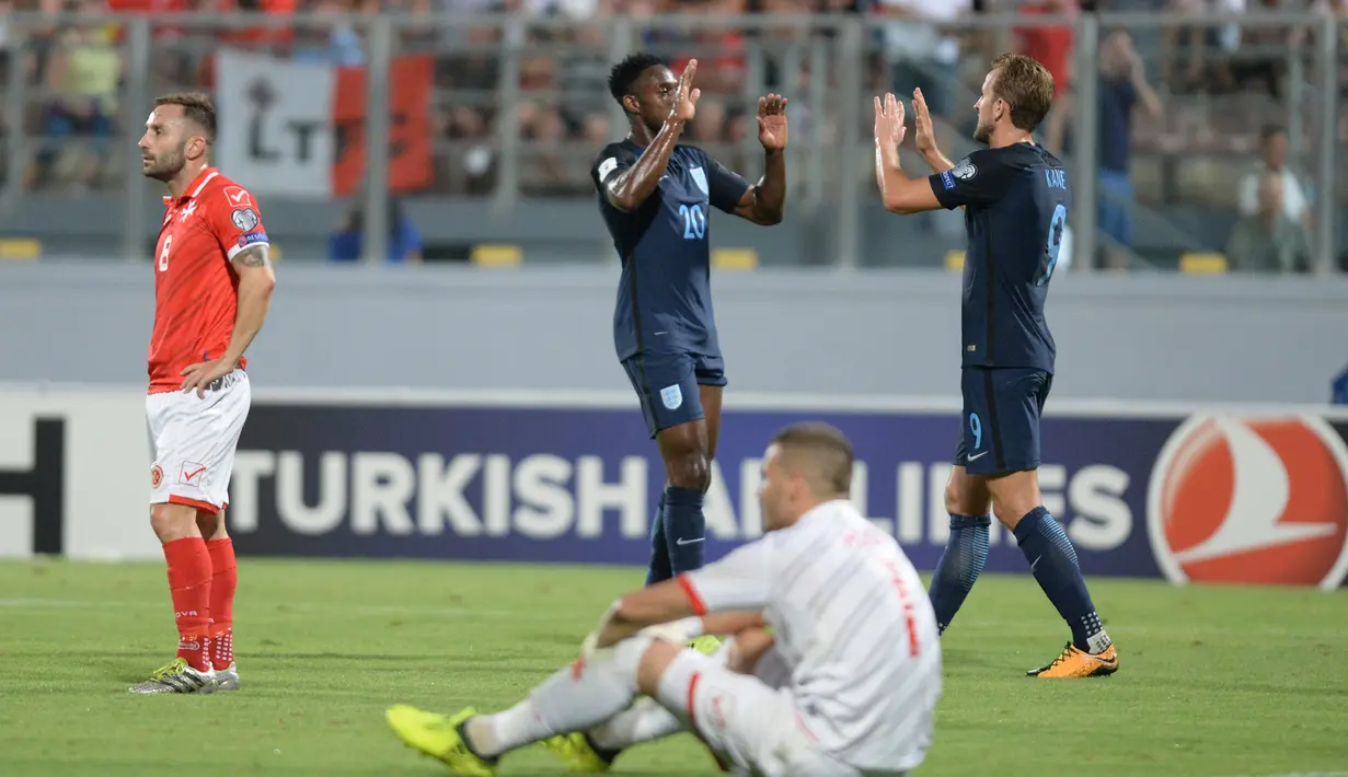 Pemain Inggris, Danny Welbeck (tengah) dan Harry Kane (kanan) merayakan gol saat melawan Malta pada laga grup F kualifikasi Piala Dunia 2018 di Ta Qali stadium, Valletta, Malta, (1/9/2017). Inggris menang 4-0. (AFP/Matthew Mirabelli/Malta OUT)
