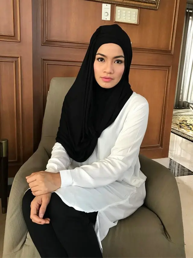 Potret Titi Kamal kenakan hijab