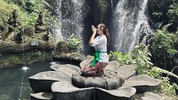 Bagi masyarakat Bali, melukat sendiri merupakan ritual menyucikan diri. Momen itu pun Aura kasih bagikan di akun Instagram pribadinya. Wanita 35 tahun itu tampak khidmat mengikuti ritual pembersihan diri tersebut. (Liputan6.com/IG/@aurakasih)