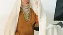 Pesinetron Dhini Aminarti semakin cantik dengan balutan hijab yang menutupi mahkota kepalanya tersebut. (instagram.com/dhiniaminarti)