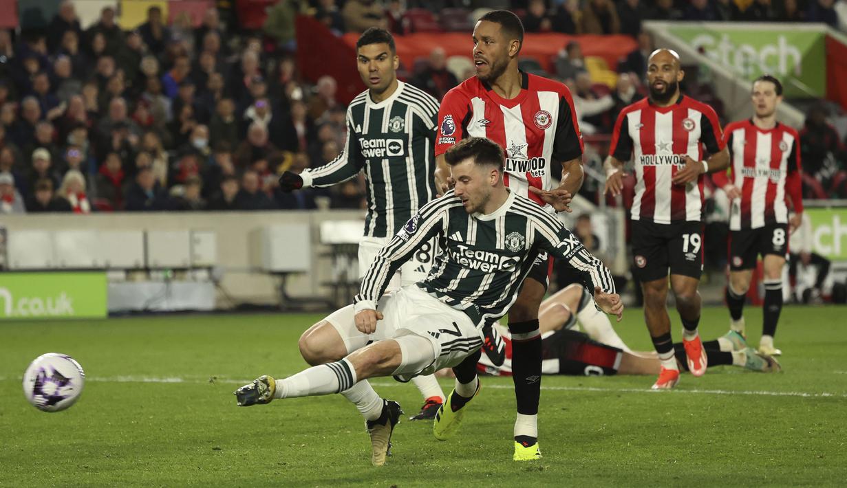 Gelandang Manchester United, Mason Mount mencetak gol ke gawang Brentford pada laga pekan ke-30 Premier League 2023/2024 di Gtech Community Stadium, London, Sabtu (30/3/2024). (AP Photo/Ian Walton)