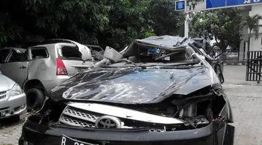 Sebuah Fortuner bernomor polisi B 201 RFD menabrak pengendara motor di Km 15 Jalan Daan Mogot, Jakarta Barat. Empat orang tewas dalam kecelakaan maut tersebut.