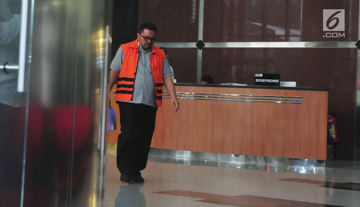 Direktur PDAM Bandarmasih, Muslih meninggalkan gedung KPK usai menjalani pemeriksaan pertama, Selasa (15/9). Dalam OTT dugaan suap penambahan penyertaan modal Pemerintah Kota Banjarmasin ke PDAM KPK menahan 4 tersangka. (Liputan6.com/Helmi Afandi) 