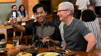 CEO Apple Tim Cook makan sate ayam bareng influencer&nbsp;Sofyan Pratama saat berkunjung ke Jakarta. (dok. X @tim_cook/https://twitter.com/tim_cook/status/1780216375870701572/photo/1)