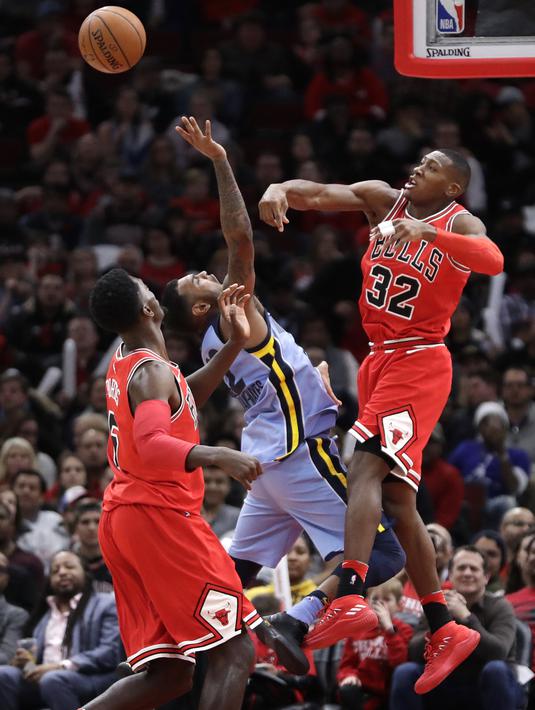 Aksi pemain Chicago Bulls, Kris Dunn #32 menghalau bola hasil tembakan pemain  Memphis pada lanjutan NBA basketball game di United Center, Chicago, (7/3/2018). Chicago Bulls menang 119-110. (AP/Charles Rex Arbogast)