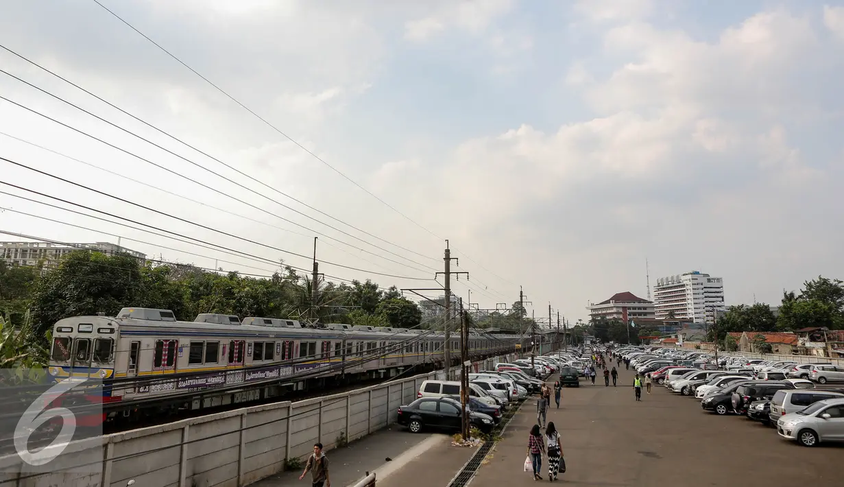 Kendaraan terparkir di Stasiun Pondok Cina, Depok, Kamis (6/8/2015). Membawa kendaraan hingga stasiun terdekat lalu berangkat menggunakan kereta bisa meminimalisir kemacetan di ibu kota. (Liputan6.com/Faizal Fanani)